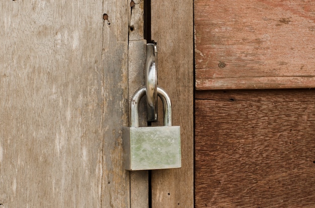 Il lucchetto che chiude la porta di legno