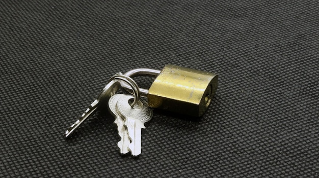 Il lucchetto e la chiave sono isolati.