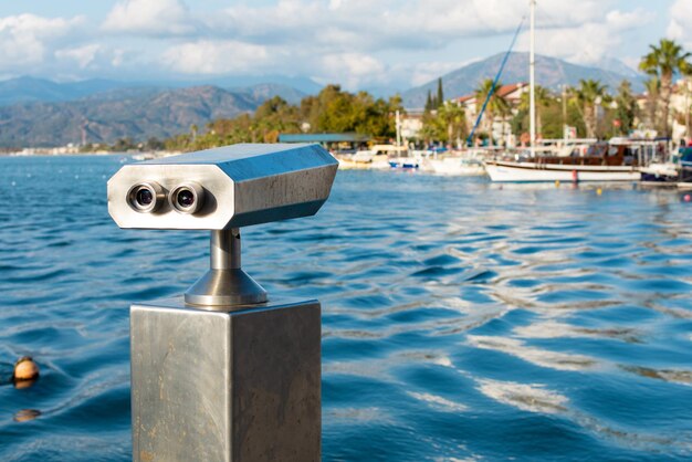 Il lungomare della città di Fethiye barche sono a bada nelle acque blu del Mediterraneo