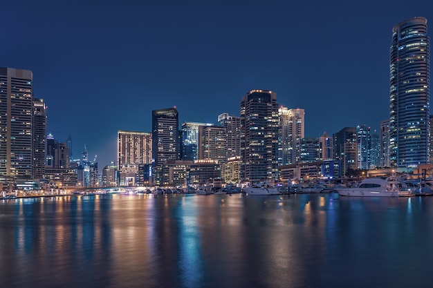 Il lungomare e il canale a Dubai Marina, Dubai, Emirati Arabi Uniti