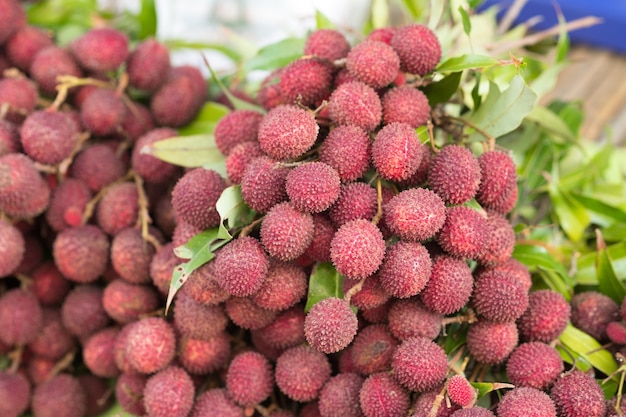 Il lychee maturo fruttifica sulla tavola nel mercato locale