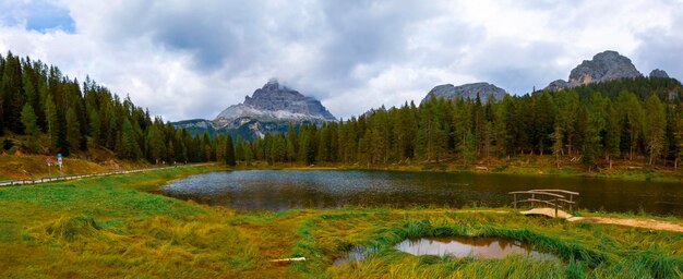 Il maestoso paesaggio del lago di Antorno con le famose Dolomiti