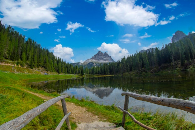 Il maestoso paesaggio del lago di Antorno con le famose Dolomiti