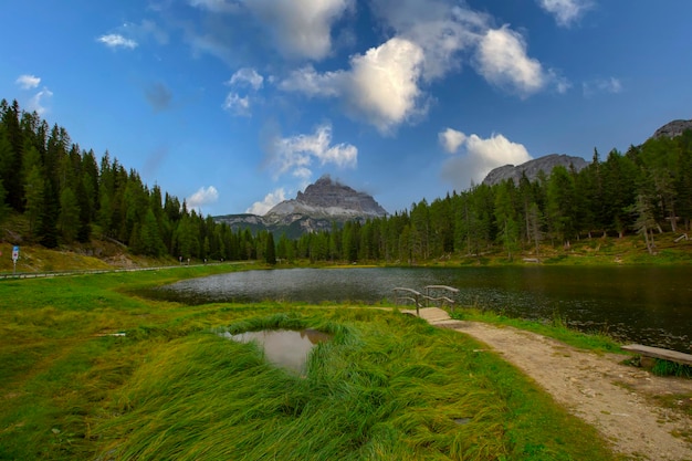 Il maestoso paesaggio del lago di Antorno con le famose Dolomiti