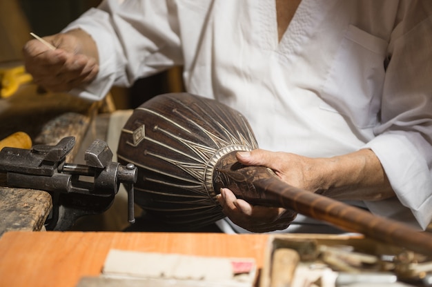 Il maestro adulto restaura vecchi strumenti musicali. produzione di strumenti a corda