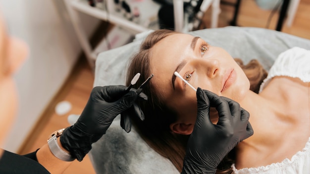 Il maestro del trucco fa il trucco delle sopracciglia per il cliente