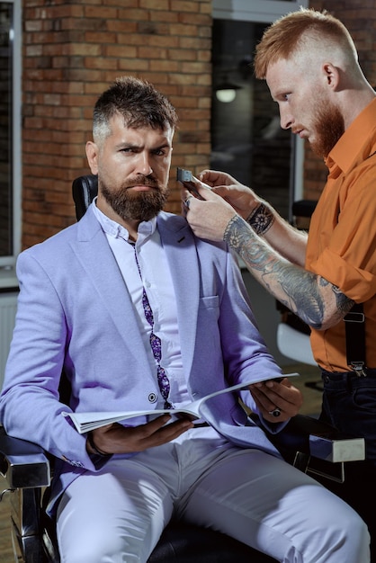 Il maestro parrucchiere fa acconciatura e stile con forbici e pettine parrucchiere professionista in barbe