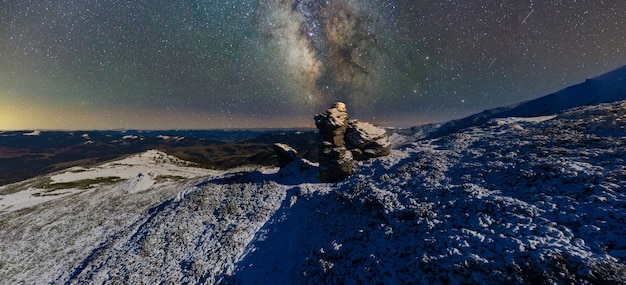 Il magico cielo stellato con foschia rosa