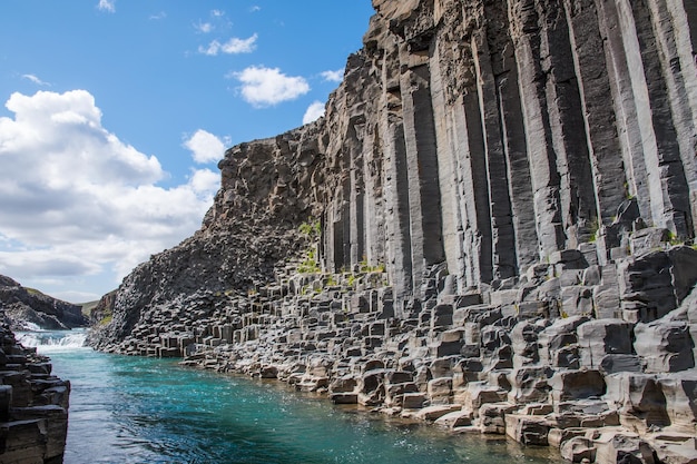 Il magnifico canyon Studlagil nella valle di Jokuldalur in Islanda