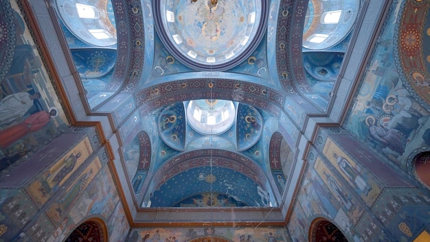 Il magnifico soffitto e la cupola della cattedrale ortodossa danno una vista dal basso dell'interno della chiesa
