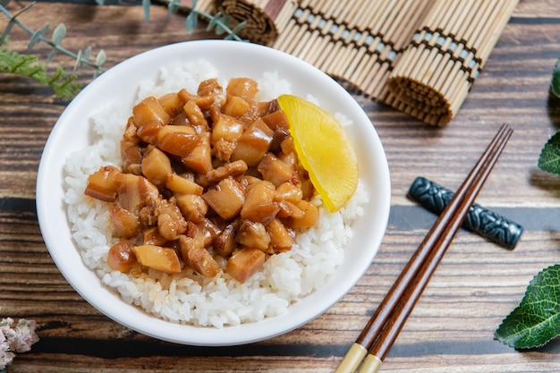 Il maiale brasato con riso è carne di maiale macinata servita con sottaceti sopra riso al vapore, cibo taiwan