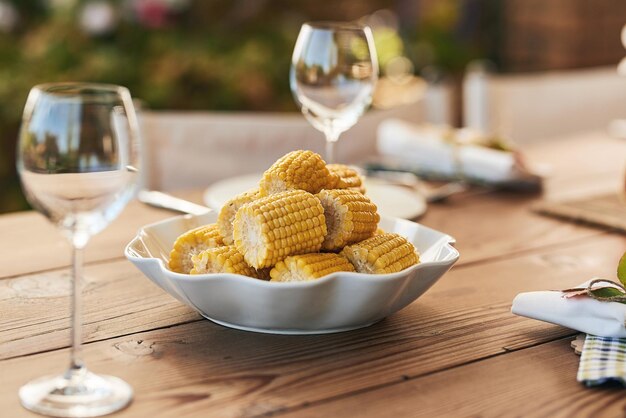 Il mais fa bene alla tua tavola, ben apparecchiata con tutti i tipi di cibo per una festa di pranzo