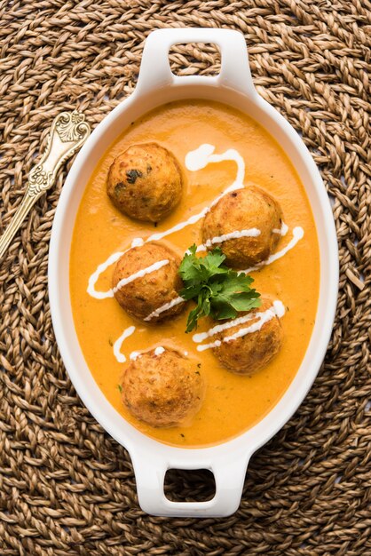 Il Malai Kofta Curry è una ricetta speciale Mughlai servita in una ciotola. Messa a fuoco selettiva