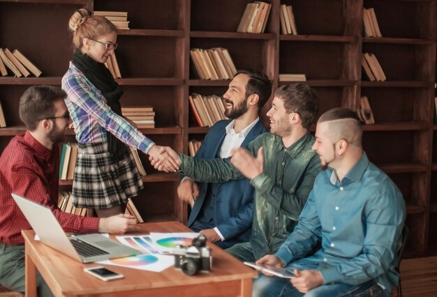 Il manager con una stretta di mano saluta il cliente in un ufficio moderno