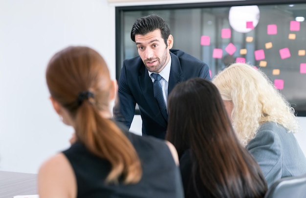 Il manager dell'uomo d'affari comunica con la riunione del gruppo di lavoro di squadra di un collega di lavoro per il lavoro e il progetto online di successo in un ufficio moderno in centro