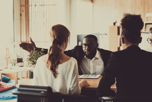 Il manager e il dipendente professionisti arrabbiati sta urlando.