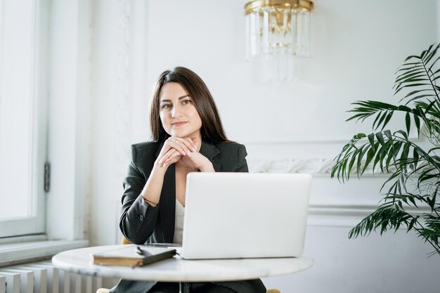 Il manager è seduto sul divano a lavorare su un computer portatile Economista una donna