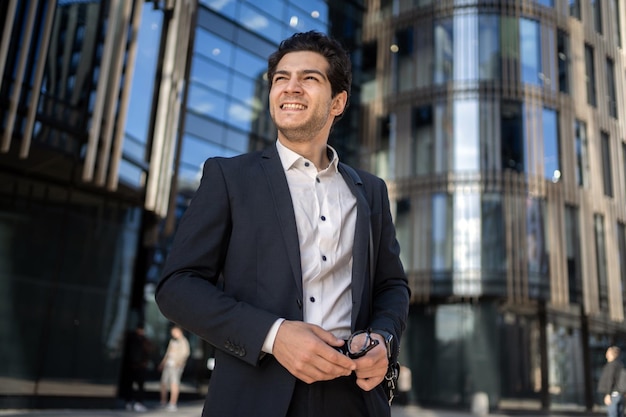 Il manager è un uomo positivo che va a lavorare in ufficio in tailleur