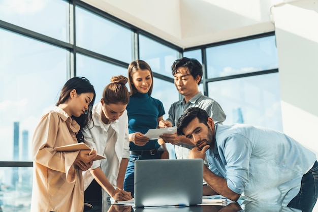 Il manager utilizza il portatile per l'analisi dei dati visualizzati durante il brainstorming di ideaTracery