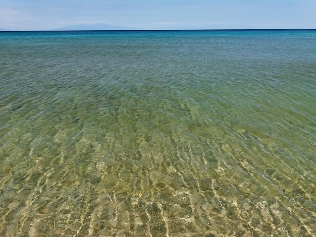 Il Mar Mediterraneo in Grecia limpida acqua verde e blu