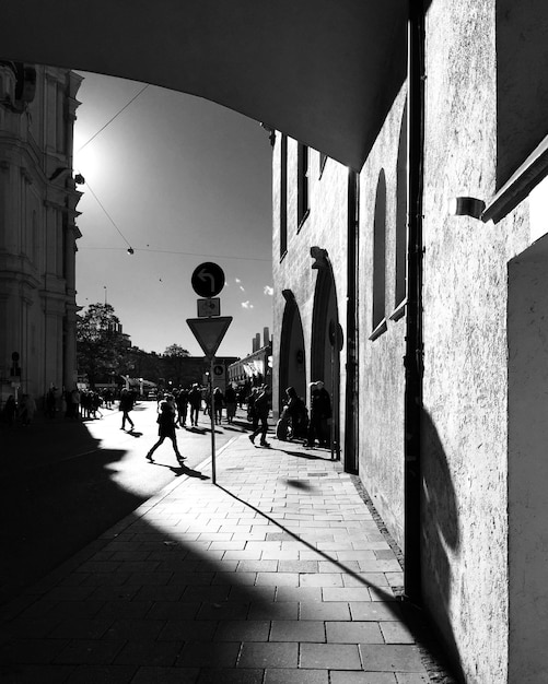 Il marciapiede in mezzo agli edifici in una giornata di sole