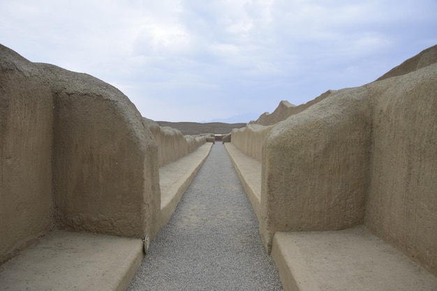 Il marciapiede non asfaltato nelle rovine di Chan Chan Il Perù è la più antica città precolombiana conosciuta Trujillo Perù