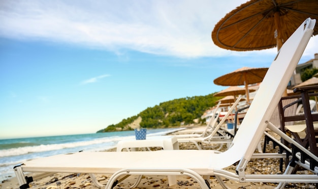 Il mare azzurro e la spiaggia con ombrelloni a Fourka Scala, Halkidiki, Grecia
