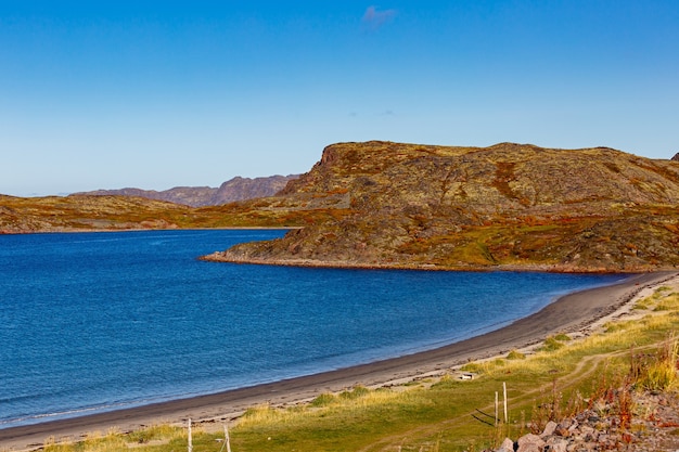 Il mare del nord in una giornata di sole a Teriberka. Penisola di Kola, Russia.