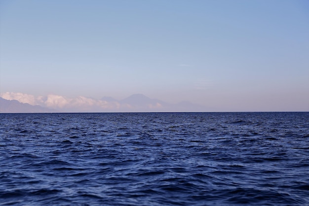 Il mare è blu e il cielo è blu.