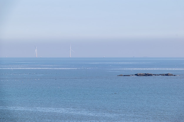 Il mare è pieno d'acqua in mezzo al mare e ad alcune isole e scogli