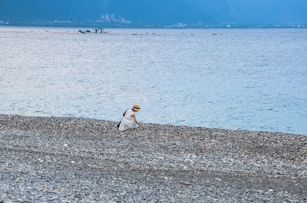 Il mare ha un cielo blu a livello del mare e nuvole bianche