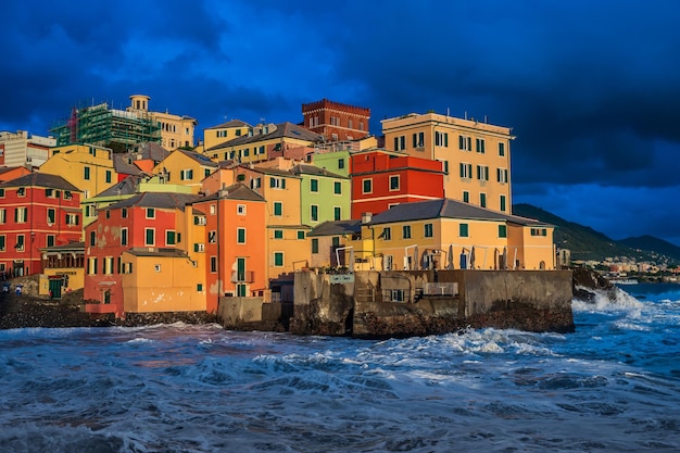 Il mare in tempesta al villaggio di pescatori di Boccadasse, nel centro di Genova, Italia