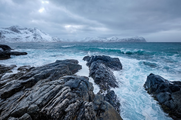 Il mare norvegese ondeggia sulla costa rocciosa delle isole Lofoten, Norvegia