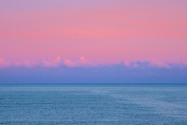 Il mare sotto le nuvole. Fantastica vista sul mare minimalista di sera viola artico. Focalizzazione morbida.