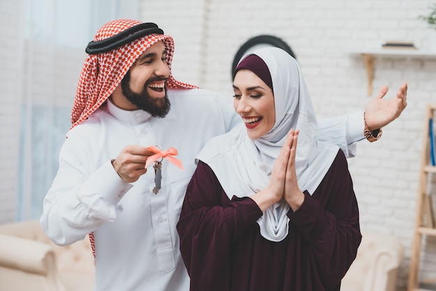 Il marito arabo dà le chiavi della nuova casa alla moglie felice.