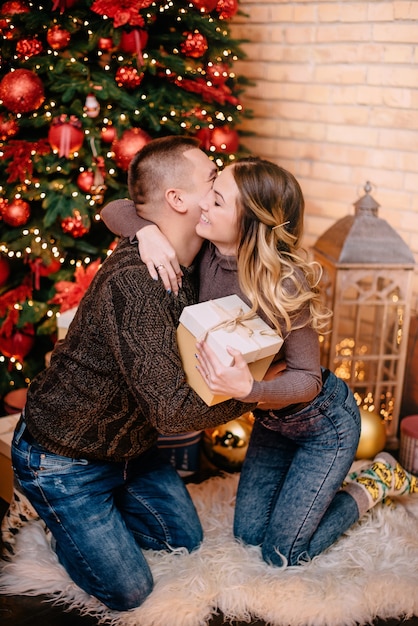 Il marito fa il regalo di Natale a sua moglie a casa