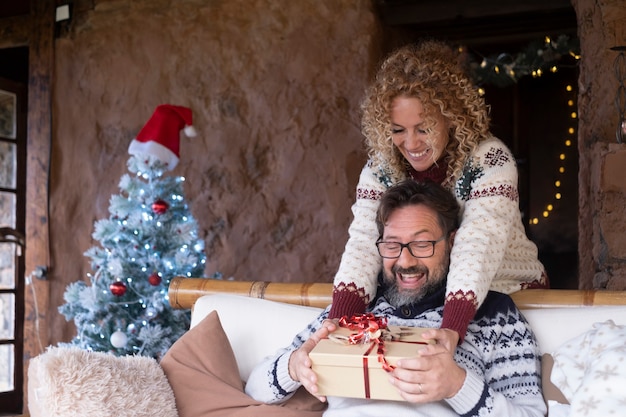 Il marito felicissimo riceve un regalo di Natale a casa da sua moglie