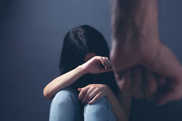 Il marito vuole picchiare sua moglie. violenza domestica