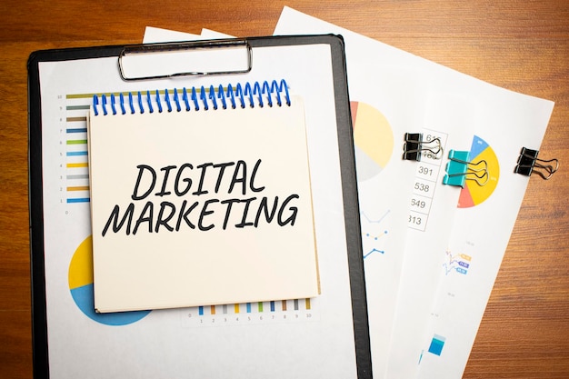 Il marketing digitale è scritto su un blocco note su una scrivania