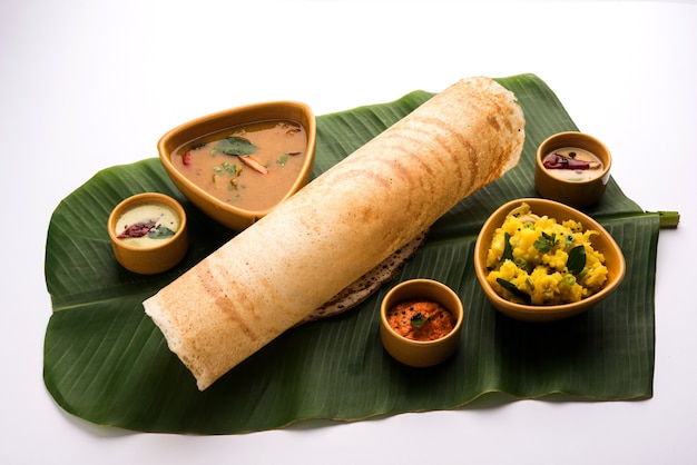 Il masala dosa è un pasto dell'India meridionale servito con sambhar e chutney di cocco. Messa a fuoco selettiva