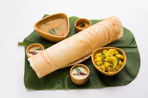 Il masala dosa è un pasto dell'India meridionale servito con sambhar e chutney di cocco. Messa a fuoco selettiva