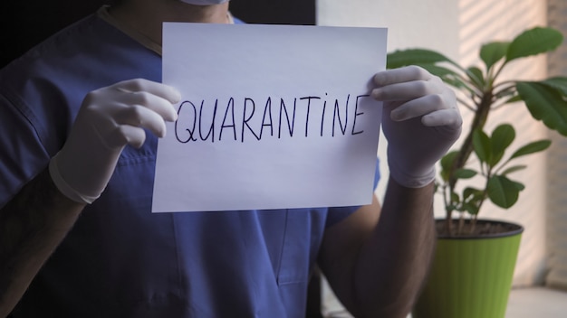 Il maschio Medic dimostra lo slogan in quarantena