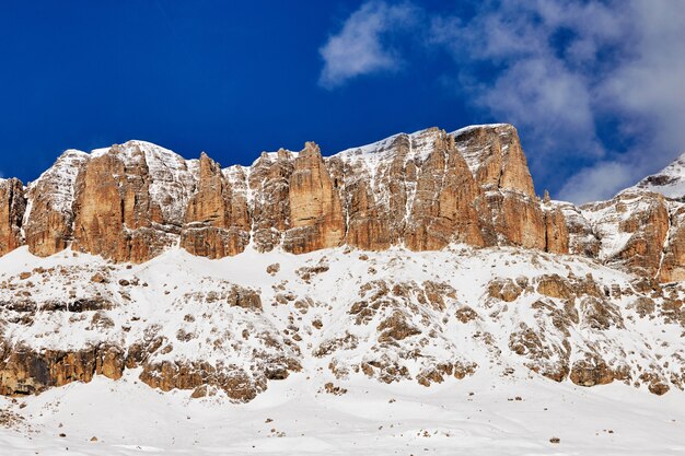 Il massiccio del Gruppo del Sassolungo coperto di neve