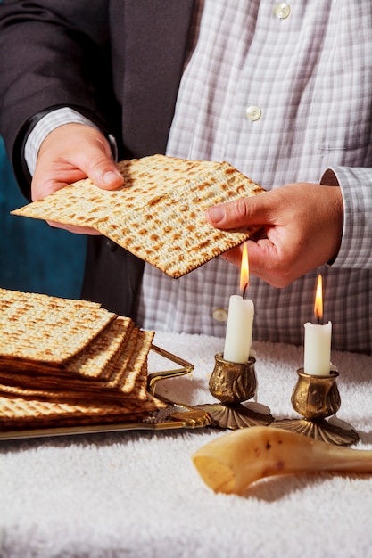 Il Matzah pasquale è una tradizionale pagnotta ebraica di pane fresco di sabato.