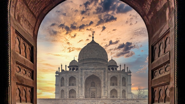 il mausoleo del Taj Mahal al tramonto