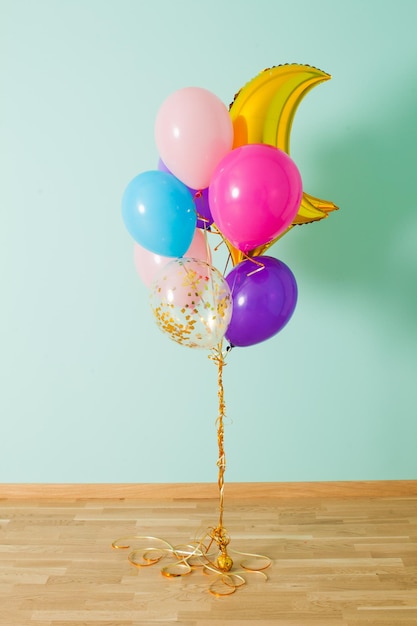 Il mazzo di palloncini colorati per la festa di compleanno della ragazza