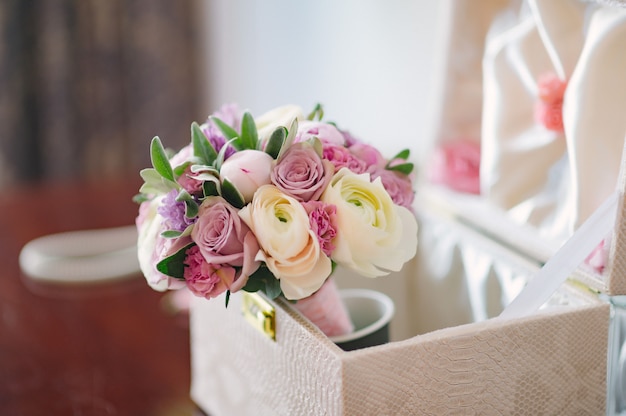 Il mazzo nuziale dei fiori della sposa si chiude su