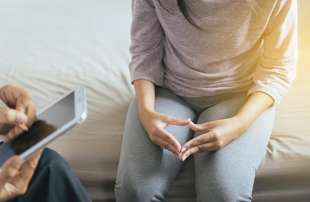 Il medico che parla dà un consiglio alla donna paziente Concetto di assistenza sanitaria mentale