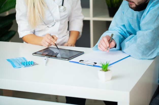 Il medico comunica con il paziente in clinica