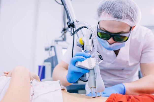 Il medico cosmetologo esegue la procedura utilizzando un laser professionale